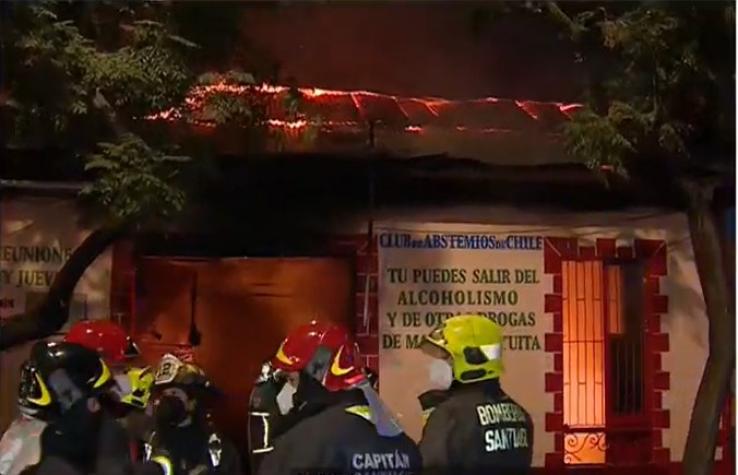 Incendio consumió Club de Abstemios de Chile en Barrio Yungay