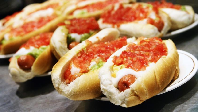 Polémica en redes sociales: Aseguran que es "flaite" decir completo al hot dog