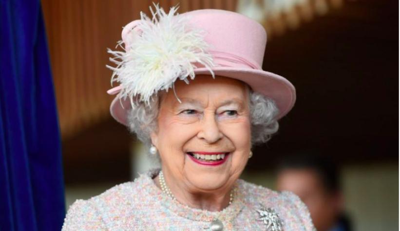 La reina Isabel II dio positivo por Covid-19 tras previo contagio de su hijo