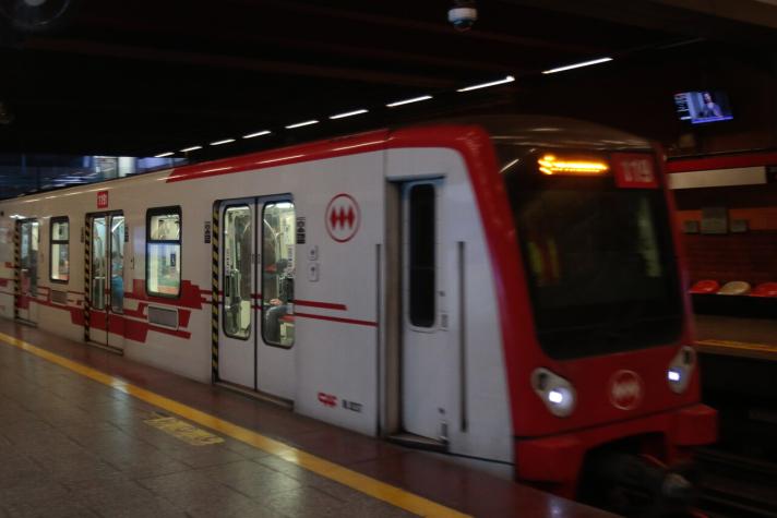 Corte en Línea 1 del Metro genera grandes aglomeraciones en centro de Santiago