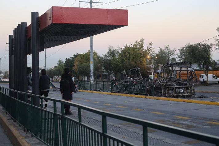 Quemaron tres buses en Peñalolén: Carabineros y Bomberos fueron amenazados con armas de fuego
