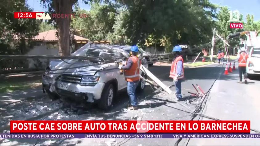 Poste cae sobre auto tras accidente en Lo Barnechea