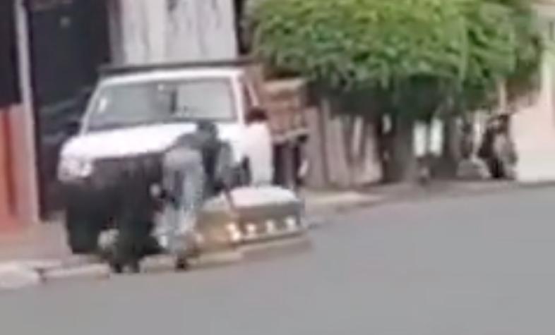 Insólito: Hombre arrastrando ataúd robado se hace viral