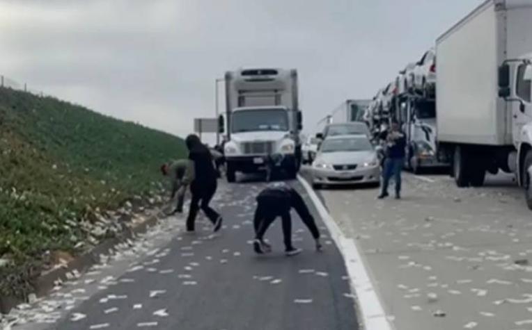 "La gente corría desesperada": Lluvia de billetes causó gran congestión vehicular en autopista