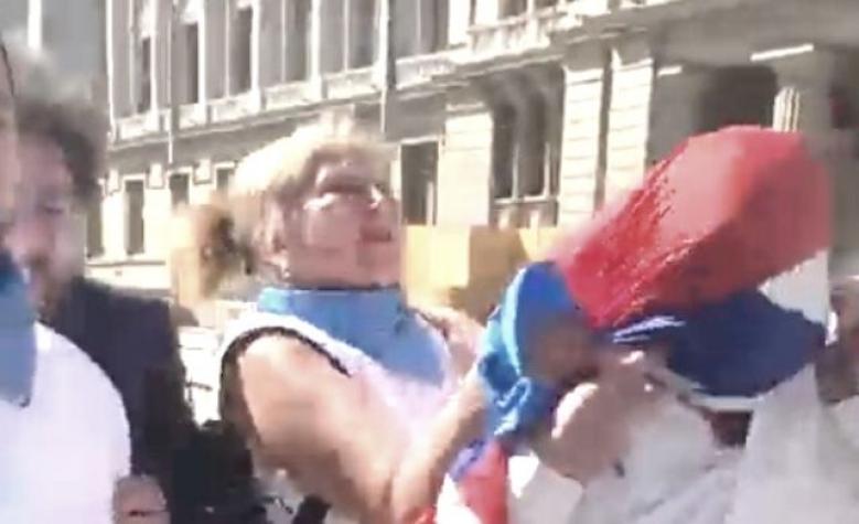 Con una bandera: Manifestante envolvió a integrante de la Convención