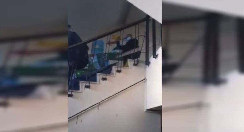 Horror en colegio: Padre desesperado llega con un palo a defender a su hija