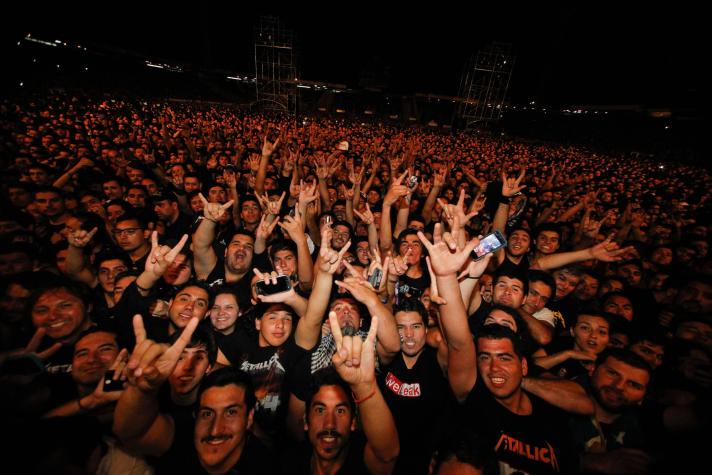 Hoy es Metallica: Extensas filas de fanáticos en encendida previa del concierto
