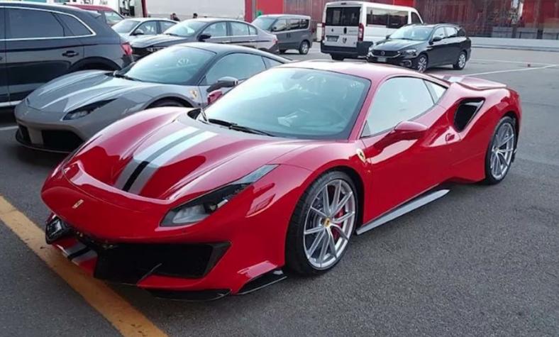 No se puede creer: Hombre compró Ferrari de $260 millones y lo chocó a pasos de la automotora