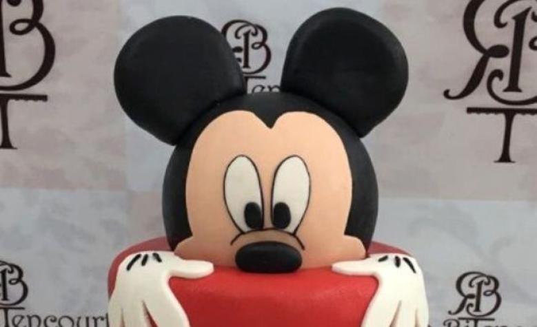 "Miren la vulgaridad": Cliente funó a pastelería por horrible torta de Mickey Mouse