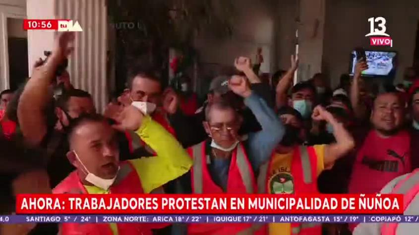 Trabajadores de proyecto paralizado protestan en Municipio de Ñuñoa