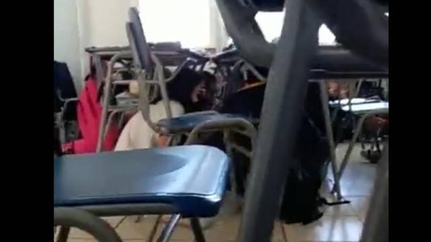 En plena clase: alumnos se protegen de balacera bajo sus mesas