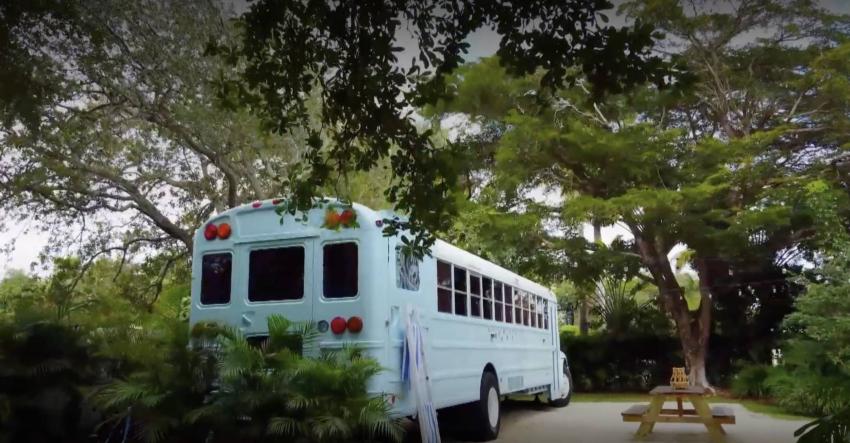 El bus escolar que transformó Felipe Viel para recibir invitados