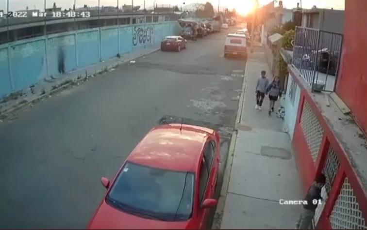 VIDEO: Novio salió arrancando mientras asaltaban a su pareja