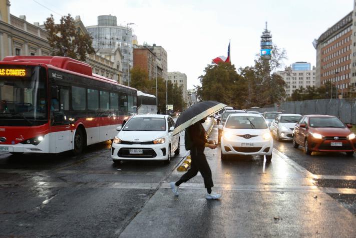 Cayó algo de agua: ¿Seguirá lloviendo en Santiago?