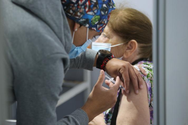 Ministra de Salud aseguró que quinta dosis "no es necesaria" por la excelente respuesta de cuarta dosis