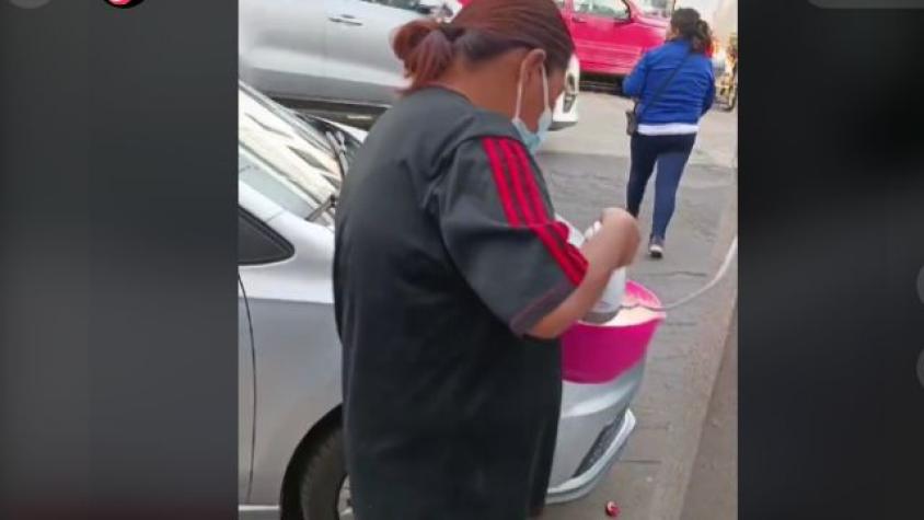Mujer se volvió viral tras conectar su batidora a un poste de alumbrado público