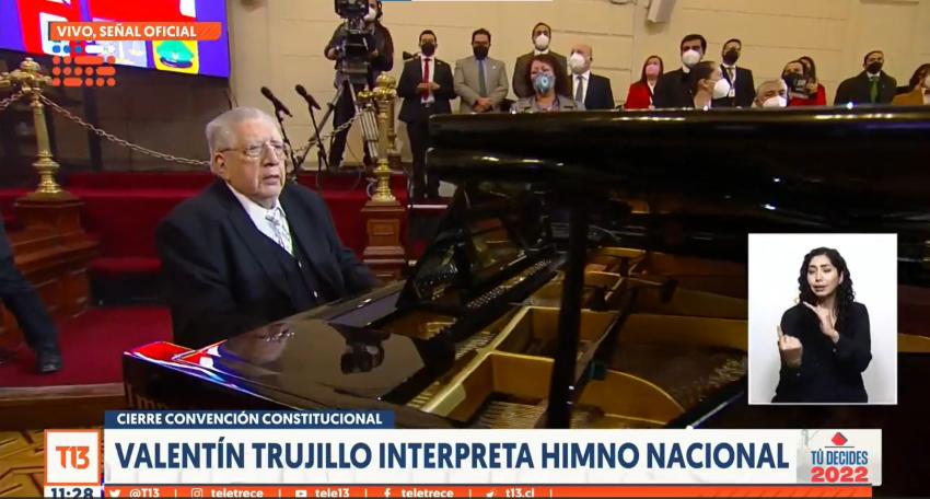 Ovacionado por todos: Valentín Trujillo interpretó himno nacional en cierre de la Convención 