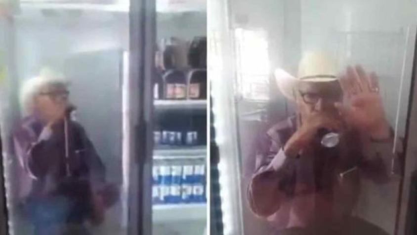 Hombre sorprendió al ser captado tomando cerveza dentro de refrigerador