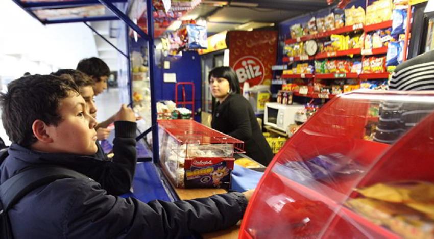 ¡Se fueron todos al quiosco!: Niño repartió los ahorros de sus padres a sus compañeros de colegio 