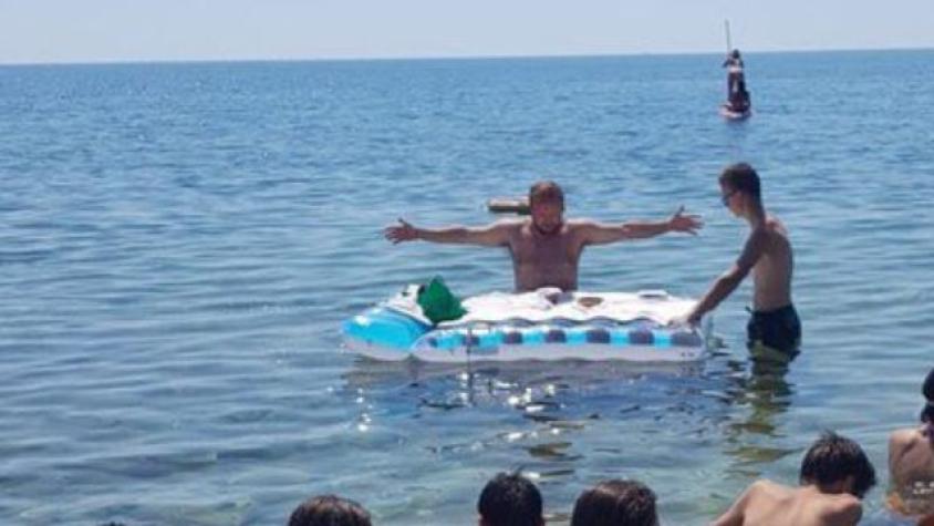 Causó polémica: sacerdote realizó misa en el mar y utilizó un colchón inflable como altar