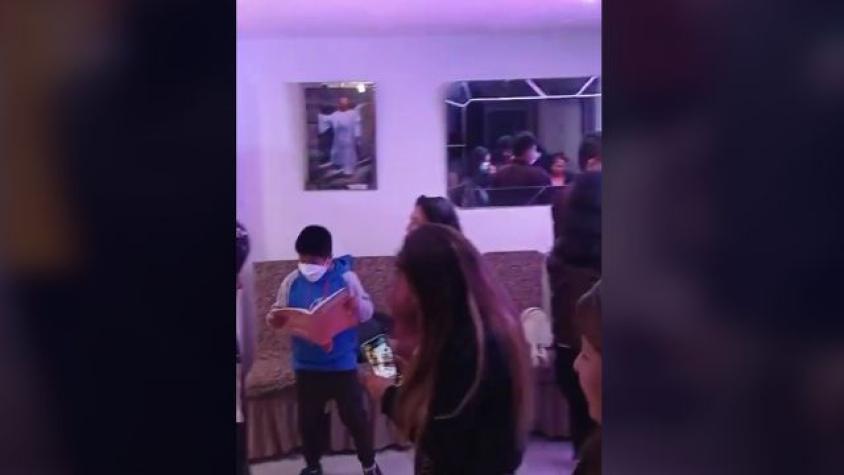 "Fiestero, pero responsable": Niño es captado estudiando mientras baila en fiesta familiar 