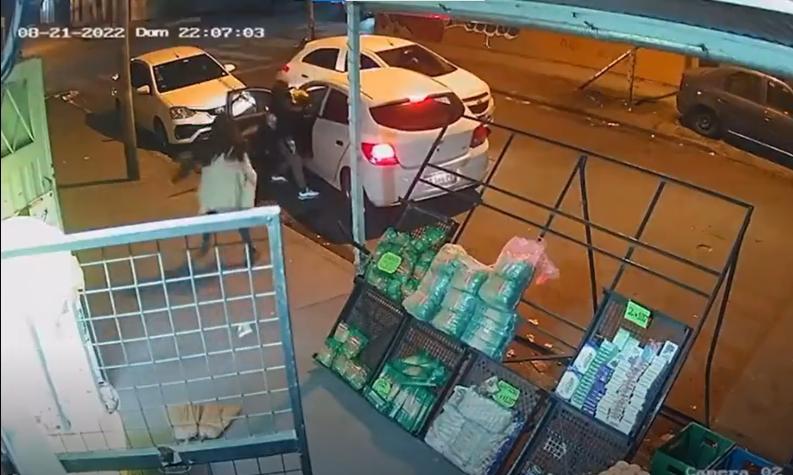 Mujer atacó con escoba a delincuentes que pretendían robar su vehículo con niña en el interior