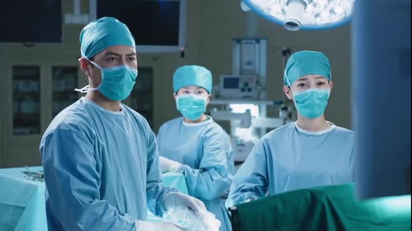 Cirujanos / Capítulo 20 / Dr. Zhuang y Lu Chenxi asumen un gran desafío  