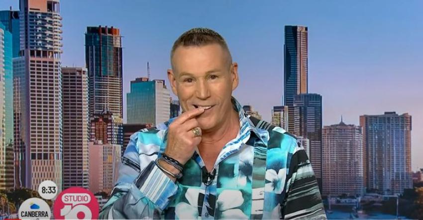 Conductor de TV perdió un diente en vivo pero siguió como si nada 