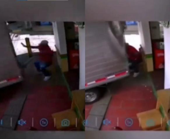 ¡Como Spider-Man! Hombre de 80 años paró camión con sus manos para salvarse