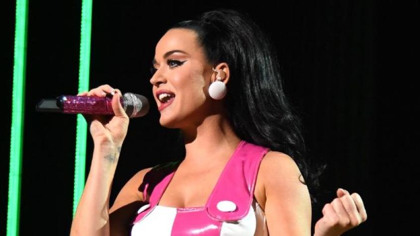 Katy Perry lanza rebanadas de pizza a su fanaticada en un antro 
