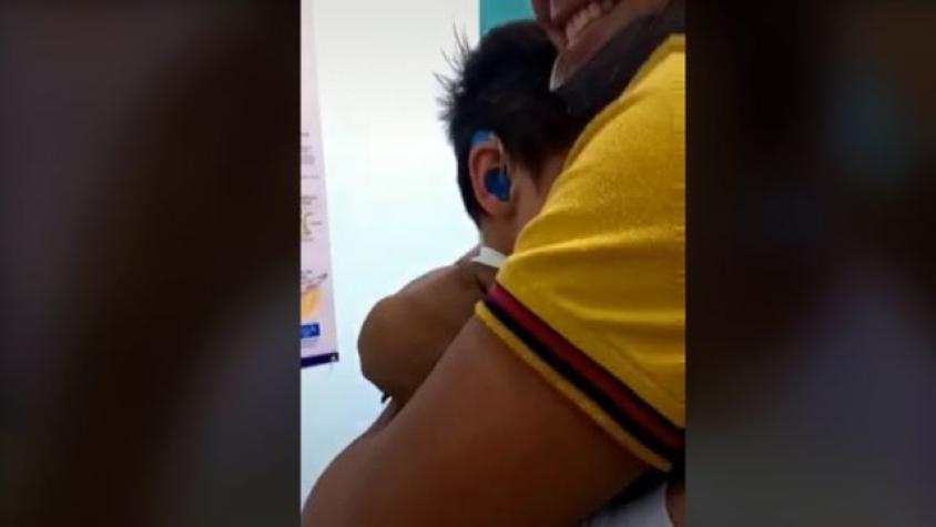 La emotiva reacción de un niño tras escuchar por primera vez con aparatos auditivos 