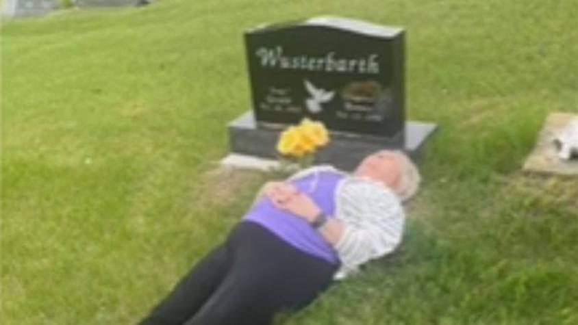 “Estoy practicando”: Abuelita posó acostada y con flores en un cementerio 