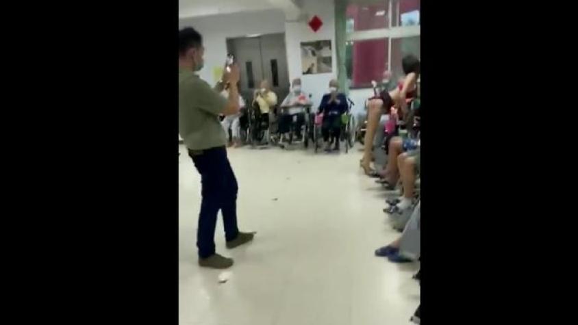 Residencia de adultos mayores debió disculparse tras contratar show de stripper