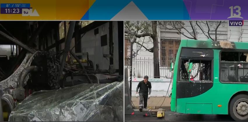 Manifestantes intentaron quemar microbús en el centro de Santiago
