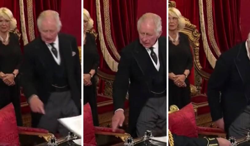 Captan a Carlos III pidiendo de forma insistente ayuda para mover un tintero de la mesa