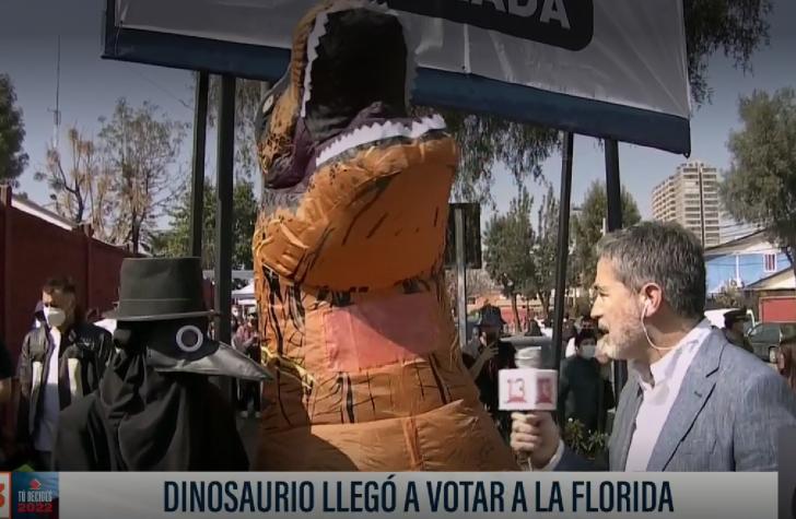Señora dinosaurio y su marido “Doctor Plaga” llegan a votar al Plebiscito de Salida
