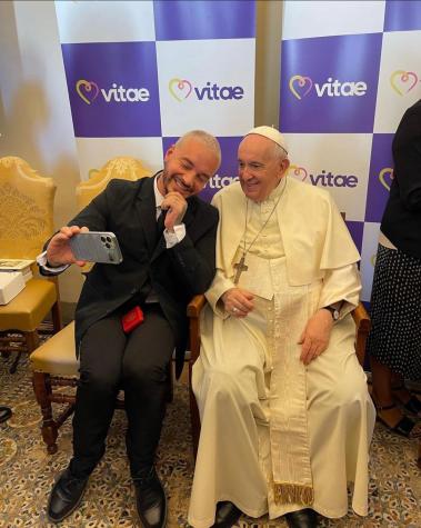 Hasta se tomaron selfies: J Balvin mostró cómo fue la especial reunión con el papa Francisco 