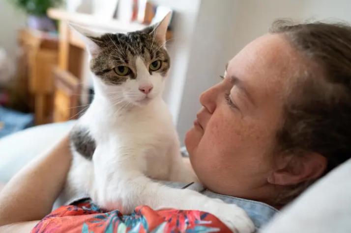 “No me podía mover”: Gato salvó vida de mujer que sufría ataque cardíaco mientras dormía
