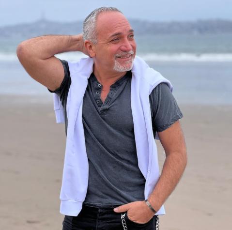 Luis Jara se saca la polera y causa impacto con su tonificada figura a sus 56 años