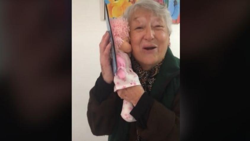 “Toda mi vida me quise comprar una”: Abuelita recibió una muñeca de regalo y su emotiva reacción conmueve 