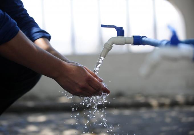 Esta tarde comienza el corte de agua en Santiago: Conoce los 96 puntos de abastecimiento