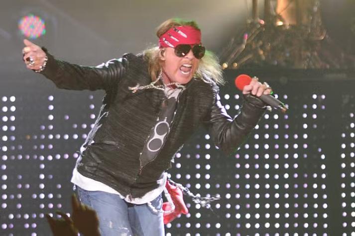 Fanática atrapó micrófono de Axl Rose en Chile: Le han ofrecido $8 millones por el objeto