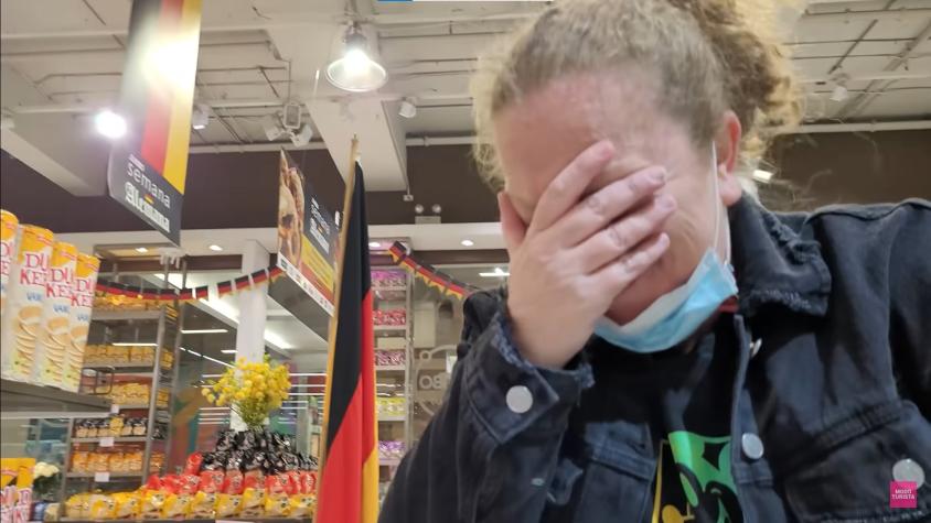 "Alucinamos": Turista argentina llora de la emoción al pasar por supermercado chileno