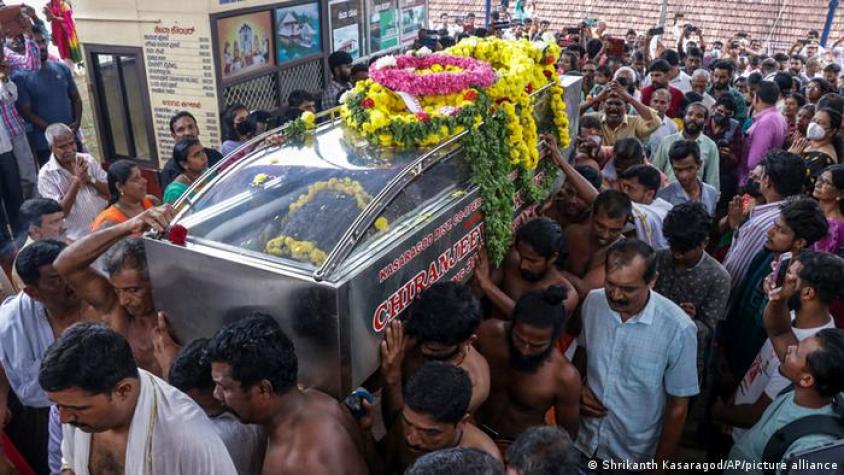 Multitudinario funeral a cocodrilo considerado "divino y vegetariano"