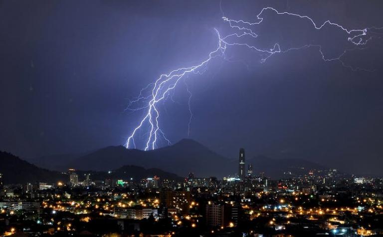 Incluida la RM: Dirección Metereológica emitió aviso por probables tormentas eléctricas en seis regiones del país