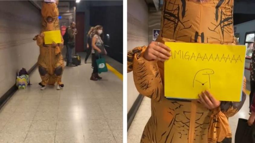 Cumplió 30 años y su amiga la sorprendió portando cartelitos vestida de dinosaurio en el Metro