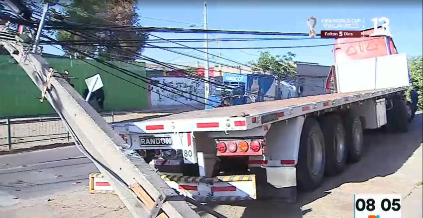 Camión trató de estacionar y derribó 14 postes en San Joaquín
