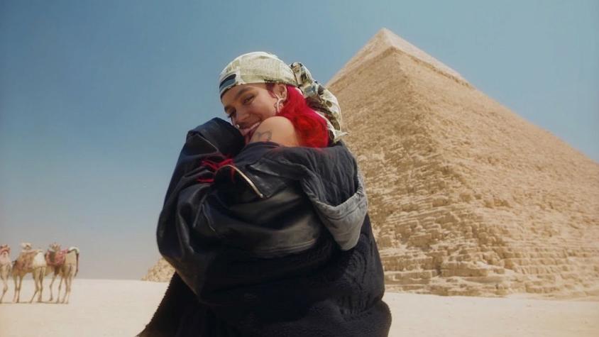 “Lo guardo como una de las mejores sensaciones”: Karol G deslumbra con videoclip desde Egipto