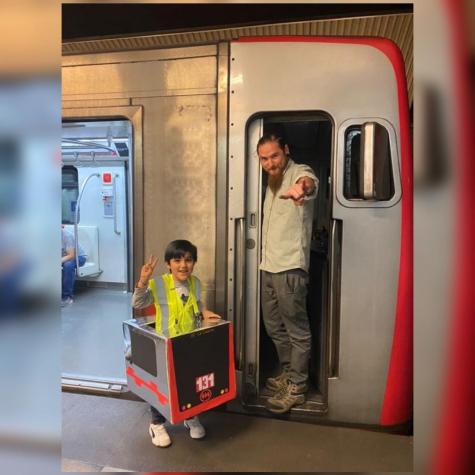 ¡Cumplió su sueño! Niño enternece al disfrazarse del Metro de Santiago