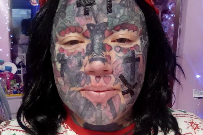 Acusa discriminación: Madre asegura que no la dejan entrar en la escuela de sus hijos por estar tatuada